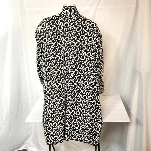BELLA RODRIGUEZ Women’s Plus Size 2X Long Cardigan Print Pattern Black/White NWT - Picture 3 of 6